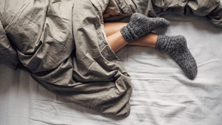 5 Fakta Menarik Pakai Kaus Kaki saat Tidur, Apa Saja?