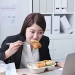 Bukan Hemat Waktu, Makan Sambil Kerja Justru Banyak Minusnya