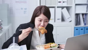 Bukan Hemat Waktu, Makan Sambil Kerja Justru Banyak Minusnya