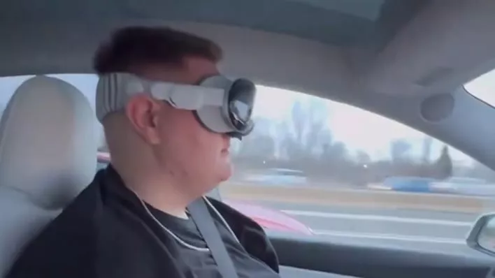 Pemilik Tesla Diperingatkan Tak Gunakan Apple Vision Pro Saat Berkendara Setelah Video Viral