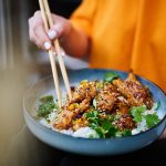 Aturan yang Perlu Diperhatikan kala Makan Pakai Sumpit