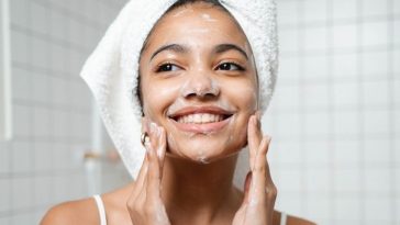 Bolehkah Mencuci Muka Pakai Sabun Mandi? Ketahui Efek Sampingnya