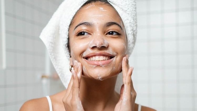 Bolehkah Mencuci Muka Pakai Sabun Mandi? Ketahui Efek Sampingnya