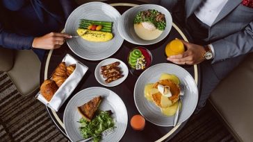 Nabi Larang Makan Sambil Berdiri, Ini 5 Dampak Buruknya untuk Kesehatan