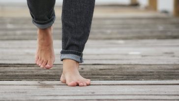 Benarkah Olahraga Jalan Kaki Sambil Nyeker Akan Lebih Sehat? Cek Faktanya!