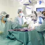 Untuk Pertama Kali, Dokter Pakai Apple Vision Pro untuk Operasi Perbaikan Tulang Belakang