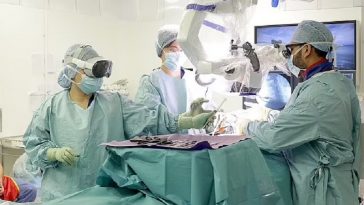 Untuk Pertama Kali, Dokter Pakai Apple Vision Pro untuk Operasi Perbaikan Tulang Belakang