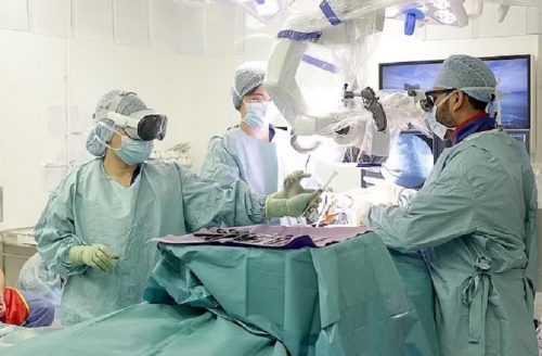 Untuk Pertama Kali, Dokter Pakai Apple Vision Pro untuk Operasi Perbaikan Tulang Belakang
