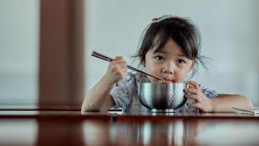 5 Tanda Tubuh Anak Terlalu Banyak Mengandung Garam