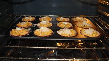 5 Tips Mudah untuk Mencegah Tumpahan Makanan Dalam Oven