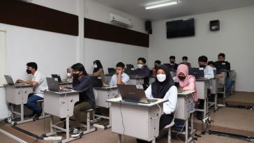 Aturan Berpakaian saat UTBK: Dilarang Pakai Sandal hingga Celana Model Sobek