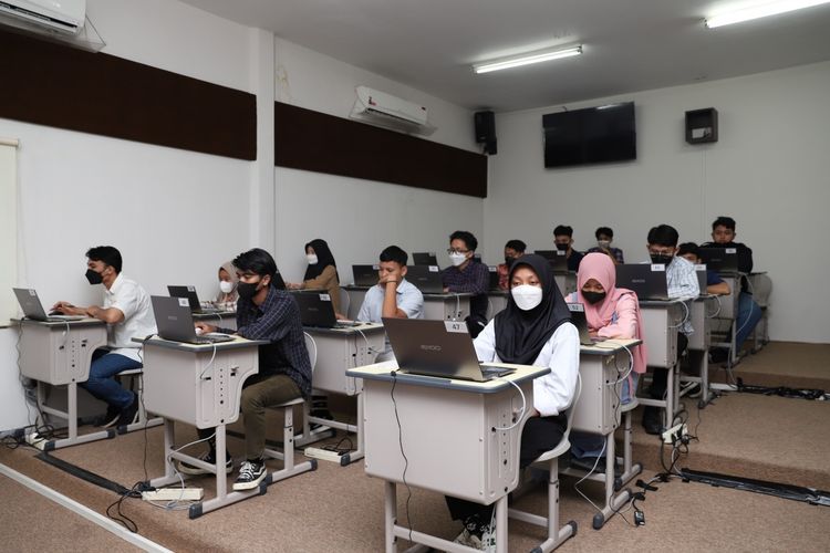 Aturan Berpakaian saat UTBK: Dilarang Pakai Sandal hingga Celana Model Sobek