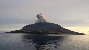 Badan Geologi Peringatkan Potensi Lontaran Batuan Pijar dan Tsunami Akibat Letusan Gunung Ruang