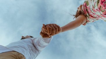 Ingin Selalu Melindungi, 4 Zodiak Ini Paling Protektif ke Pasangan