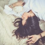 6 Kebiasaan Buruk Sebelum Tidur yang Perlu Dihindari