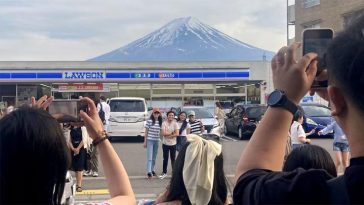 Kesal terhadap Turis Bandel, Jepang Halangi Pemandangan ke Gunung Fuji