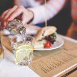 3 Alasan Mengapa Jangan Langsung Minum Air Setelah Makan