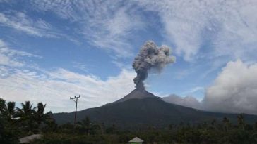 Gunung Lewotobi Laki-laki Erupsi, Abu Vulkanik 1.000 Meter