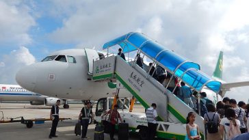 Mengapa Pintu Pesawat Selalu Terletak di Sebelah Kiri? Ini Alasannya