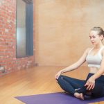 7 Gerakan Yoga Sederhana Ini Bisa Bantu Menenangkan Pikiran dan Hilangkan Stres