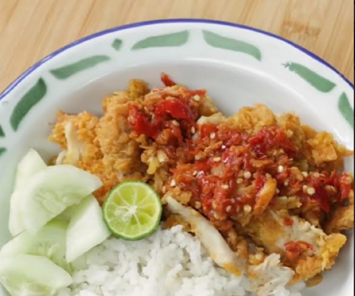 Resep Ayam Geprek ala Chef Devina Hermawan, Pedasnya Nampol!