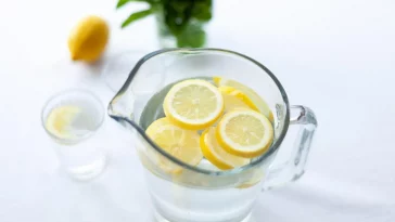 Minum Air Lemon di Pagi Hari Punya Banyak Manfaat, Termasuk Cegah Penuaan!