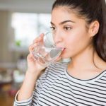 Mana yang Lebih Baik di Pagi Hari, Minum Air Hangat atau Dingin?