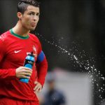 Ini Manfaat Menyemburkan Air yang Diminum Seperti Kebiasaan Cristiano Ronaldo