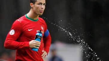 Ini Manfaat Menyemburkan Air yang Diminum Seperti Kebiasaan Cristiano Ronaldo