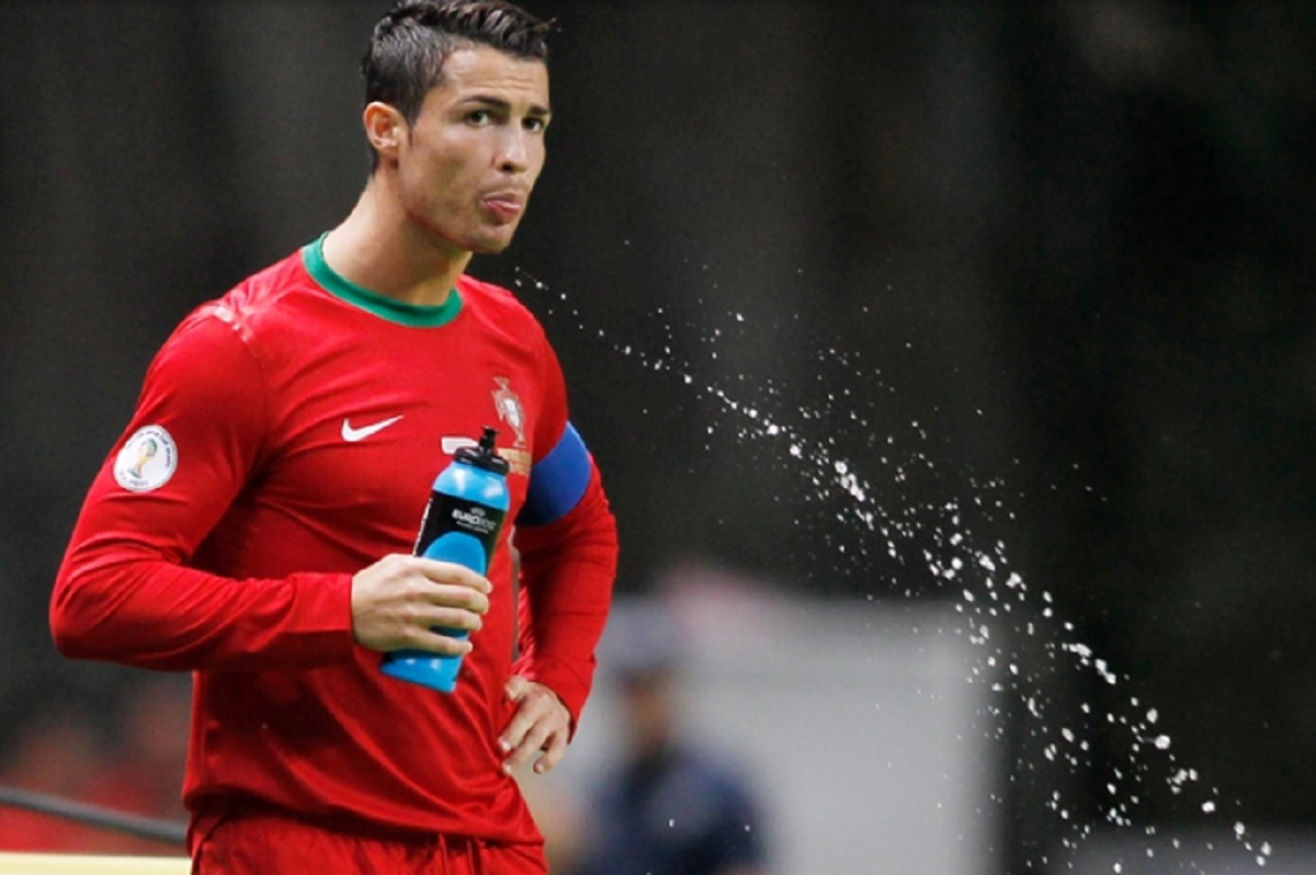 Ini Manfaat Menyemburkan Air yang Diminum Seperti Kebiasaan Cristiano Ronaldo