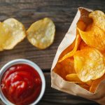 Makan Keripik dengan Saus Celup Tingkatkan Kalori 77 Persen