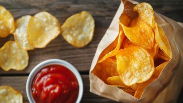 Makan Keripik dengan Saus Celup Tingkatkan Kalori 77 Persen
