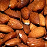 Makan Kacang Almond Dengan atau Tanpa Kulit, Mana Lebih Baik?