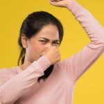 8 Cara Hilangkan Bau Ketiak, Pakai Sabun Antibakteri hingga Tawas