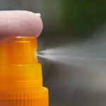 4 Tips Pakai Sunscreen Spray yang Tepat, Menurut Dokter