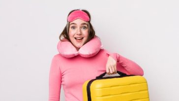 Begini Cara Memakai Bantal Leher yang Benar Selama Penerbangan