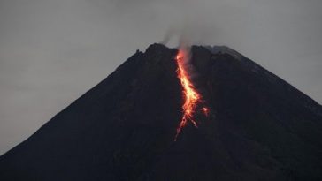 Gunung Lewotobi Laki-laki Meletus, Muntahkan Abu Vulkanik Setinggi 1.000 Meter