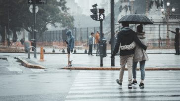 Benarkah Main Air Hujan Bisa Bikin Demam? Ini Penjelasan Ahli!