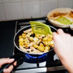 Waspada! Spatula Plastik Hitam Daur Ulang Mengandung Bahan Kimia Berbahaya