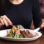 Ini Jarak Ideal Waktu Makan Siang dan Makan Malam