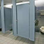 Mengapa Pintu Toilet Umum Selalu Ada Celah di Bawahnya? Ini Alasannya