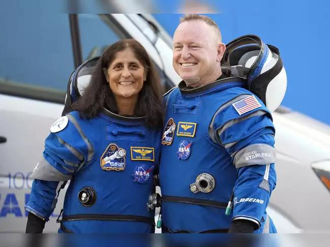 Nyaris Setahun Terjebak di Luar Angkasa, 2 Astronot Ini Akhirnya Berhasil Pulang