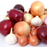 6 Cara Potong Bawang Tanpa Bikin Mata Perih dan Berair
