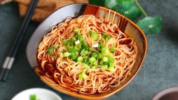 3 Jenis Makanan yang Perlu Dibatasi saat Makan Sahur dan Alasannya