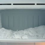 4 Penyebab Bunga Es Numpuk di Freezer dan Cara Cegahnya