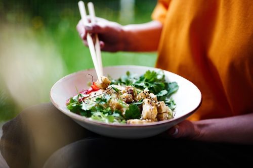 Hindari 5 Makanan Ini Sebelum Olahraga, Salad Salah Satunya!
