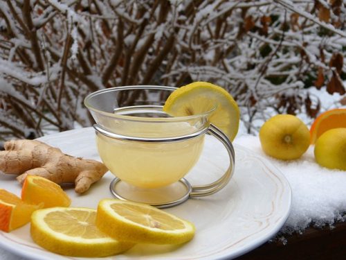 4 Manfaat Kesehatan Rutin Minum Segelas Air Lemon di Pagi Hari