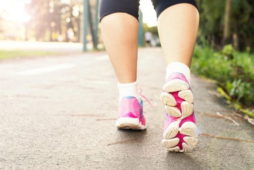 Jalan Kaki vs Yoga: Mana Lebih Efektif Atasi Nyeri Punggung Bawah?