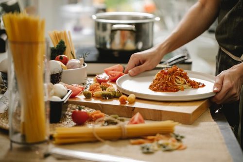 Lebih Sehat Makan Malam Jam 7 atau 9? Ini Jawabannya