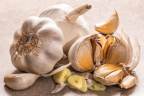 10 Bahan Alami yang Bisa Bantu Atasi Masalah Keracunan Makanan